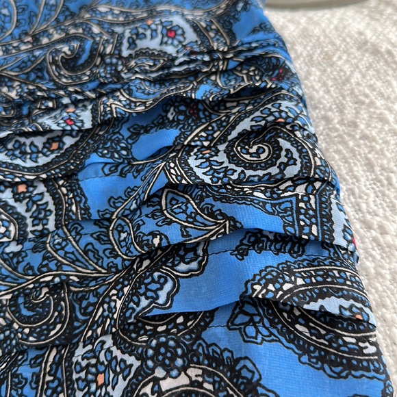 Blue and black paisley sleeveless blouse - Picture 7 of 7
